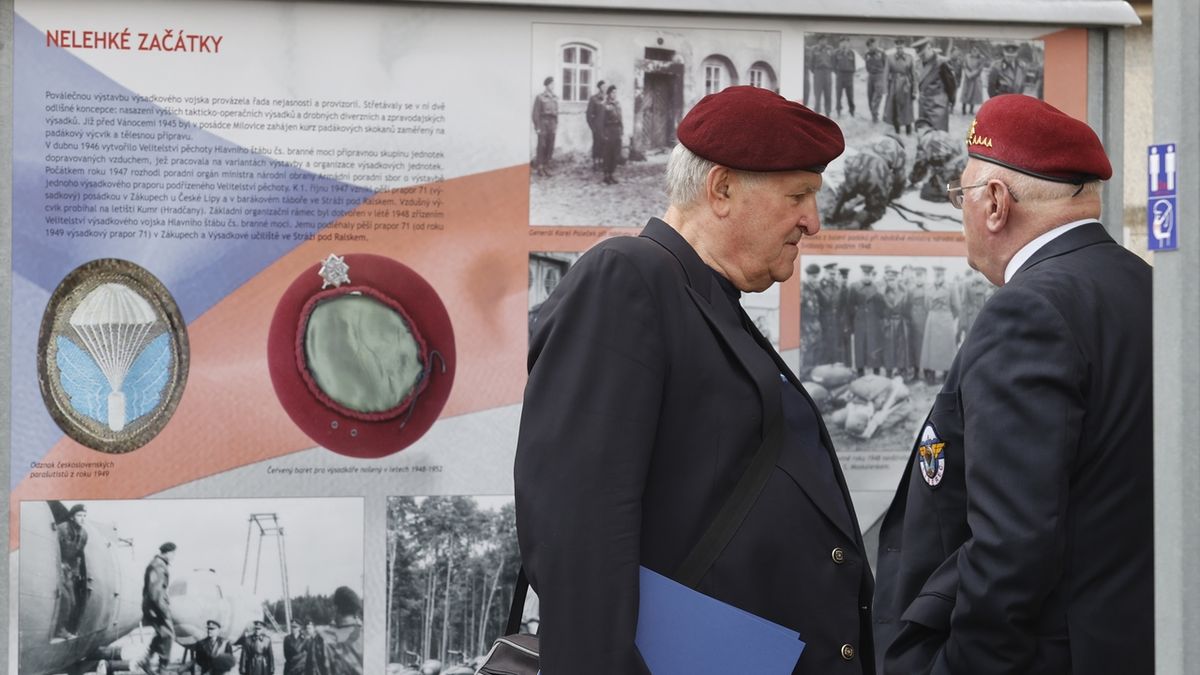FOTO: Červené barety – armáda přichystala výstavu o výsadkářích